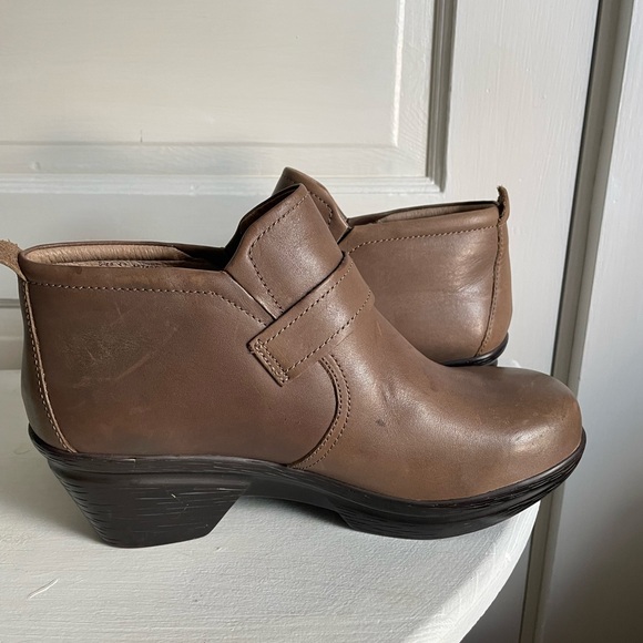 Sanita Women’s booties size 9.5, Euro 41. Taupe/light Brown. - Picture 3 of 8